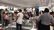 Khách hàng say sưa với chương trình Black Friday ở Việt Nam