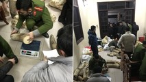 Lực lượng chức năng kiểm tra số ngà voi thu giữ. Ảnh CAND
