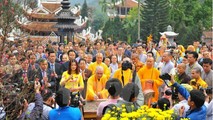 Dâng hương trong ngày khai hội Lễ hội chùa Hương. Ảnh TTXVN