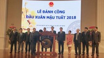 Bộ trưởng Bộ Tài chính Đinh Tiến Dũng đánh cồng đầu xuân tại HoSE. Ảnh Báo Hải quan