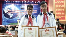 Hai học sinh lớp 8 làm cánh tay robot cho người khuyết tật