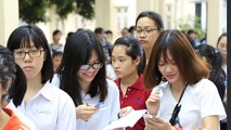 Thí sinh và phụ huynh Hà Nội trong buổi thi cuối
