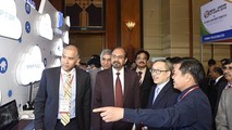 Ông Huỳnh Quang Liêm - Phó Tổng Giám đốc VNPT (bìa phải) giới thiệu các sản phẩm, dịch vụ, giải pháp kết nối thông minh của VNPT mang tới triển lãm