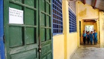 Tại Trường Tiểu học Trường An, nhiều phòng học phải khóa trái cửa, dán thông báo nguy hiểm