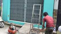 Nhà bà Ảnh được phường Bình Trị Đông hỗ trợ xóa những chữ bằng sơn đỏ và sơn mới lại