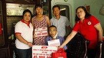Bà Nguyễn Thu Thủy - Phó Giám đốc Phòng Đối ngoại Vedan và đại diện Hội Chữ Thập Đỏ tỉnh Đồng Nai và huyện Long Thành đến thăm và hỗ trợ anh Phạm Văn Vinh