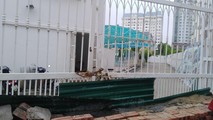 Cánh cổng phía sau trong khuôn viên của trường Pascal bị đổ cát, xếp gạch, đổ bê tông, dùng sắt hàn chặt.