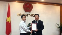Sau khi nâng lên thành Tổng cục QLTT, Bộ Công Thương bổ nhiệm ông Trần Hữu Linh (phải) làm Tổng cục trưởng hôm 12/10