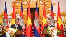 Thủ tướng Nguyễn Xuân Phúc và Thủ tướng Campuchia Hun Sen họp báo chung sau khi kết thúc hội đàm. Ảnh: VGP
