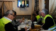 Những người biểu tình “áo vàng” ghi lại các phát biểu của ông Macron