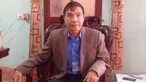 Ông Đỗ Tuấn Vinh, Chủ tịch UBND thị trấn Yên Lập trao đổi sự việc với phóng viên