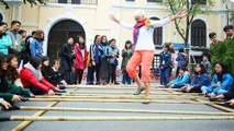 Du khách nước ngoài thích thú với trò chơi dân gian khi đến Việt Nam