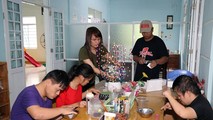 Cô Trần Thị Diệp hướng dẫn các em làm hoa voan. (Ảnh: Trần Lê Lâm/Vietnam+)