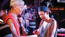 Đeo vòng cho khách đến thăm
