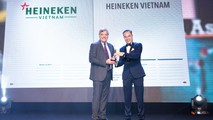 Ông Leo Evers, Tổng giám đốc điều hành của HEINEKEN Việt Nam nhận giải thưởng