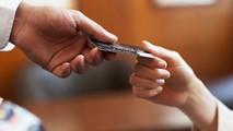 Khóc cười du khách… xấu xí!