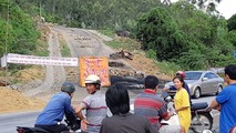 Người dân Phổ Thạnh chặn đường không cho xe vào bãi rác (Hình: thanhnien.vn)
