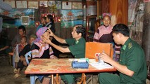 Quân y Đồn Biên phòng Pha Long, BĐBP Lào Cai khám chữa bệnh cho người dân. Ảnh: Thành Chung