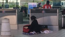 Một hành khách bị đóng phạt 150 đô la Mỹ vì quá cân tại sân bay quốc tế Washington tại Mỹ. Ảnh Eileen Townsend