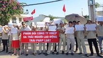 Công nhân tập trung trước cổng Công ty VMEP đòi quyền lợi