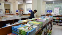 Phụ huynh lựa chọn sách giáo khoa. (Ảnh: TTXVN)