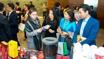 Bà Diệp Thảo trao đổi với đối tác, khách hàng tại hội nghị