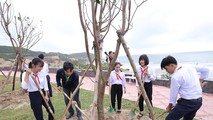 Các em học sinh và đoàn thanh niên tỉnh Bình Định tham gia trồng cây, chung tay bảo vệ môi trường tỉnh Bình Định