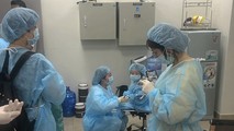 Các nhân viên y tế kiểm soát một du khách bị sốt tại Cảng hàng không quốc tế Cam Ranh. Ảnh: TNO