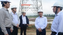 Đại diện chủ đầu tư thường xuyên có mặt trên công trường để cùng các nhà thầu tháo gỡ khó khăn về tiến độ cho Dự án đường dây 500kV mạch 3