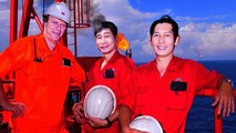 Chuyên gia Nga và Việt Nam làm việc trên giàn khoan của Liên doanh Vietsovpetro.