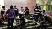 Những bữa ăn vội của lực lượng phòng chống dịch.
