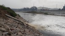 Nhiều nhà máy tái chế giấy ở xã Phú Lâm, huyện Tiên Du xả nước thải ra sông Ngũ Huyện Khê. Ảnh: Nguyễn Thắng