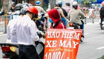 Dễ dàng mua bảo hiểm xe máy ngay tại vỉa hè nhưng người mua cũng không hiểu loại bảo hiểm nào là bắt buộc, loại nào là tự nguyện. Ảnh Zing