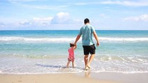 Ngày ngày con vẫn khát khao có cha bên cạnh trước biển cả cuộc đời