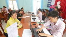 Một buổi giao dịch cho vay tại điểm giao dịch xã Thạnh Lợi, huyện Bến Lức, Long An