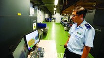Công chức hải quan sân bay Nội Bài - Cục Hải quan Hà Nội giám sát hành lý hành khách xuất nhập cảnh. (Ảnh minh họa: Huy Khâm)