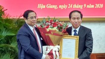 Đồng chí Lê Tiến Châu, Bí thư Tỉnh ủy, Chủ tịch UBND tỉnh Hậu Giang nhận quyết định của Bộ Chính trị .