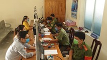 Cán bộ Phòng PA08 Công an tỉnh Đồng Nai hướng dẫn, tuyên truyền các quy định về xuất nhập cảnh.