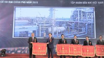 Ông Đỗ Chí Thanh, Phó Tổng giám đốc, Phó Chủ tịch Thường trực Hội đồng Thi đua Khen thưởng PVN đón nhận Cờ thi đua của Chính phủ.