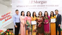 Đại diện lãnh đạo NH JP Morgan Chase N.A. Chi nhánh TP.HCM trao giải thưởng cho đại diện HDBank.