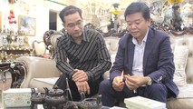 Ý tưởng viên nén bồ kết của nghệ sĩ Xuân Huy đã được kỹ sư Nguyễn Thế Hùng (phải) cùng các cộng sự hoàn thiện thành sản phẩm.