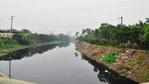 Nước sông Nhuệ tại thượng lưu đập Hà Đông, Hà Nội. Ảnh: Báo Nông Nghiệp