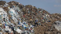 Bãi rác Nam Sơn (Hà Nội) chất cao như núi gây ô nhiễm trầm trọng.