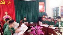Báo chí là món ăn tinh thần không thể thiếu của cán bộ, chiến sĩ BĐBP. (Trong ảnh: Cán bộ, chiến sĩ Đồn Biên phòng Pha Long, BĐBP Lào Cai trong giờ đọc báo).