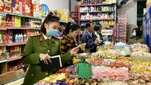 Kiểm tra tại một cơ sở kinh doanh tạp hóa. (Ảnh minh họa)