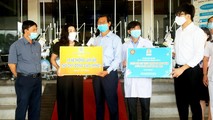 Tập đoàn Kim Oanh trao máy thở cho một số cơ sở y tế.