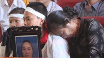 Mẹ già và con nhỏ của nạn nhân trong phiên toà
