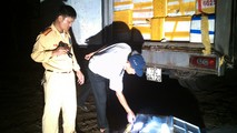 Lực lượng chức năng kiểm tra xe tải phát hiện gần 12 tấn cá, mực các loại không rõ nguồn gốc, bốc mùi hôi thối. Ảnh: Huy Đồng