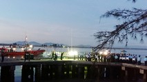 Thi thể của thượng tá, phi công Trần Quang Khai được đưa vào đất liền