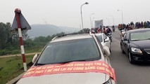 Đây là ngày thứ 5 liên tiếp người dân tập trung phản đối việc thu phí BOT đối với cầu Bến Thủy 1.